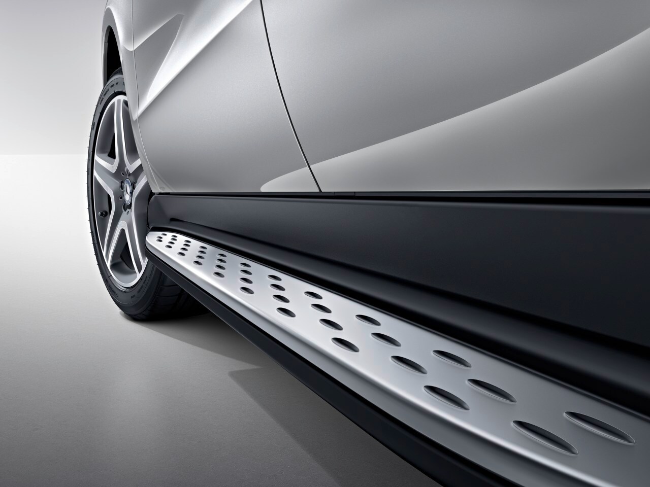 Running boards, in aluminium look with rubber studs - Plastic
